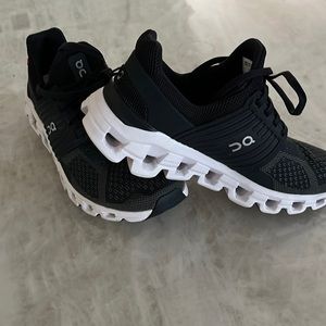 OnCloud Helion size 7. Worn once. Great condition.